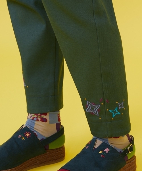 Jocomomola(ホコモモラ)の「カラーツイル 刺繍入りテーパードパンツ(その他パンツ・レディース・グリーン/イエロー・42/40)」の9枚目の写真