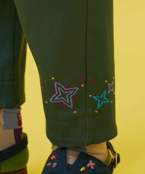 Jocomomola(ホコモモラ)の「カラーツイル 刺繍入りテーパードパンツ(その他パンツ・レディース・グリーン/イエロー・42/40)」の10枚目の写真