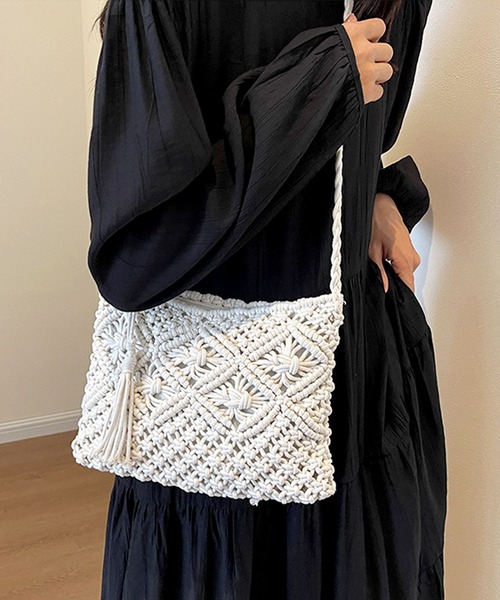 florist（フローリスト）の「タッセル付きクロシェショルダーバッグ（かごバッグ・レディース・ブラック/ライトブラウン/ホワイト・FREE）」の4枚目の写真