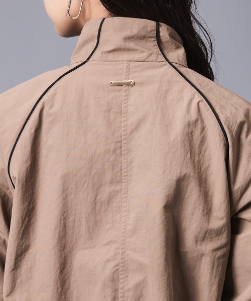 CHIC STYLE（シックスタイル）の「配色ラインハイネックブルゾン＜大きいサイズ有＞シックスタイルゴルフ（ブルゾン・レディース・モカ/ブラック・3L/LL/L/M/5L/4L）」の14枚目の写真