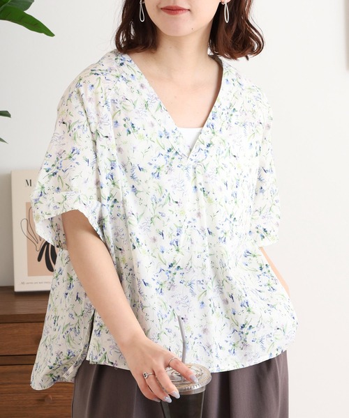 ubasoku(ウバソク)の「綿ローン リバティープリントV襟 半袖ブラウス(シャツ/ブラウス・レディース・ネイビー/ホワイト・FREE)」の1枚目の写真