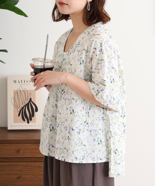 ubasoku(ウバソク)の「綿ローン リバティープリントV襟 半袖ブラウス(シャツ/ブラウス・レディース・ネイビー/ホワイト・FREE)」の5枚目の写真