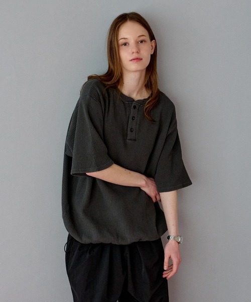 WETTEMPT(ウィテンプト)の「HENRY NECK PIGMENT WAFFLE TEE / ヘンリーネックピグメントワッフルT(Tシャツ/カットソー・メンズ・カーキ/グレー/チャコールグレー/ブラック/ベージュ/ネイビー・SMALL/MEDIUM/LARGE)」の8枚目の写真