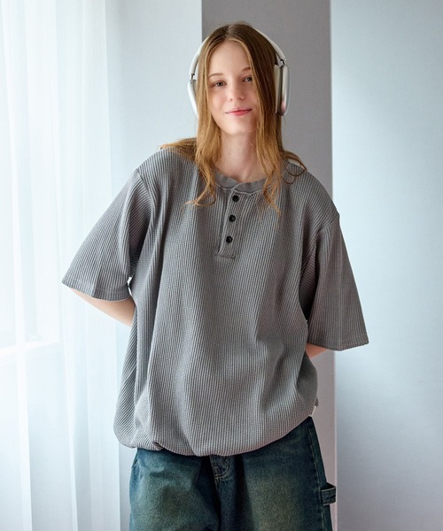 WETTEMPT(ウィテンプト)の「HENRY NECK PIGMENT WAFFLE TEE / ヘンリーネックピグメントワッフルT(Tシャツ/カットソー・メンズ・カーキ/グレー/チャコールグレー/ブラック/ベージュ/ネイビー・SMALL/MEDIUM/LARGE)」の9枚目の写真