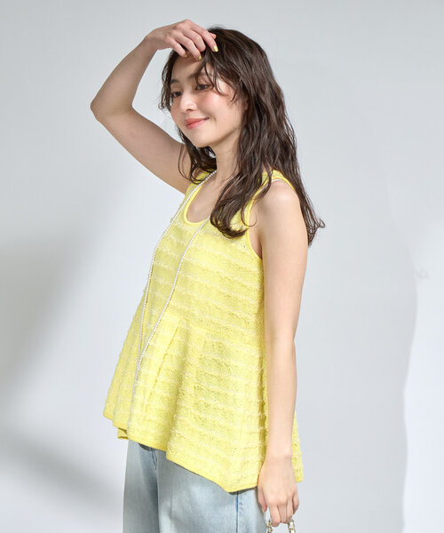 La boutique BonBon（ラブティックボンボン）の「【きれい目カジュアル】ツイードノースリペプラムニット（ベスト・レディース・ホワイト/イエロー・FREE）」の4枚目の写真