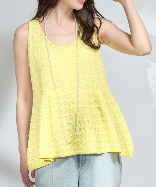 La boutique BonBon（ラブティックボンボン）の「【きれい目カジュアル】ツイードノースリペプラムニット（ベスト・レディース・ホワイト/イエロー・FREE）」の2枚目の写真