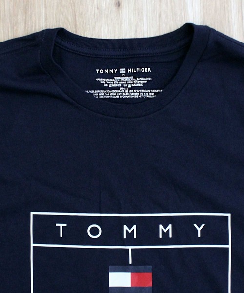 TOMMY HILFIGER(トミーヒルフィガー)の「フラッグモチーフグラフィッククルーネック Tシャツ(Tシャツ/カットソー・メンズ・ネイビー/ホワイト・M/L/XL)」の9枚目の写真