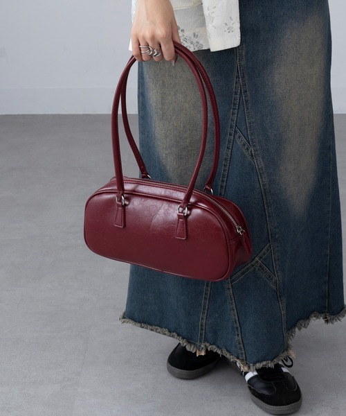 MAGASIN DE MODE Onjna(マガジンデモードオンジェナ )の「【MAGASIN DE MODE Onjna】PUレザー ロングハンドルボストンバッグ 横長 ワイド 韓国風 KNF-TP(ボストンバッグ・レディース・シルバー/ブラック/レッド・FREE)」の4枚目の写真