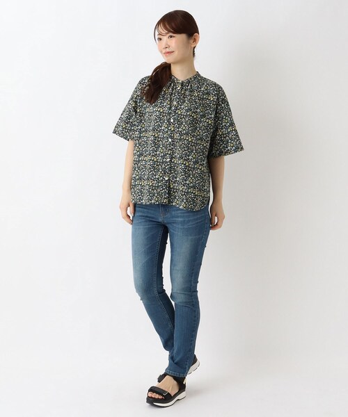 one'sterrace(ワンズテラス)の「綿ローンリップル 小花柄 6分袖ブラウス(シャツ/ブラウス・レディース・ブルー系その他7/アイボリー系8/ブラック系8・02)」の12枚目の写真