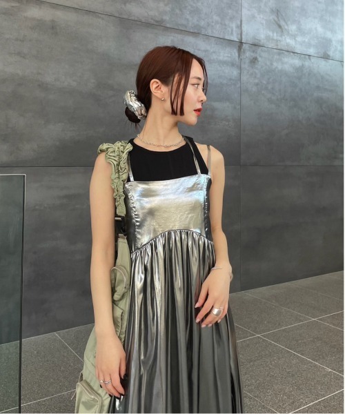 Ameri(アメリ)の「MEDI LEATHER LIKE VOLUME CAMI DRESS(ワンピース・レディース・シルバー/ベージュ/ブラック・SMALL/MEDIUM)」の11枚目の写真
