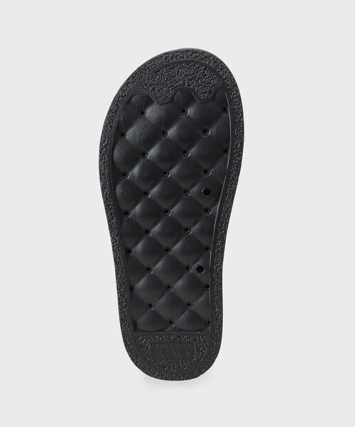 OPAQUE.CLIP（オペークドットクリップ）の「【軽量】ゴールドバックルフットベッドサンダル（サンダル・レディース・ブラック/アイボリー・01/02/03）」の6枚目の写真