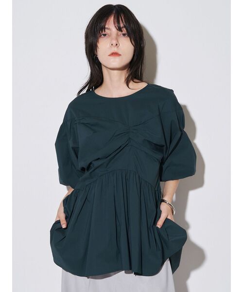 ELENDEEK(エレンディーク)の「ギャザーバルーンペプラムブラウス(シャツ/ブラウス・レディース・グリーン/ブラック/ライトブルー・FREE)」の2枚目の写真