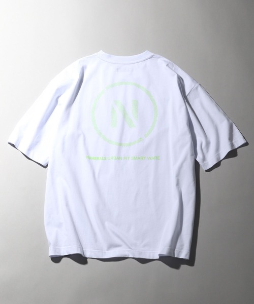 NUMERALS（ヌメラルズ）の「【NUMERALS】バックロゴプリントTEE（Tシャツ/カットソー・メンズ・オフホワイト/ブラック/パープル・MEDIUM/LARGE）」の2枚目の写真