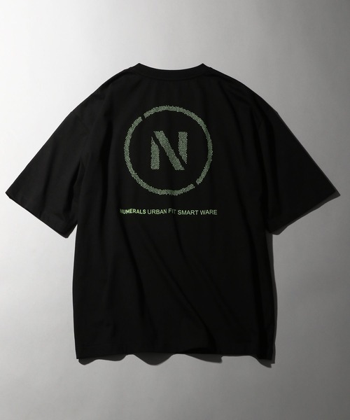NUMERALS（ヌメラルズ）の「【NUMERALS】バックロゴプリントTEE（Tシャツ/カットソー・メンズ・オフホワイト/ブラック/パープル・MEDIUM/LARGE）」の3枚目の写真