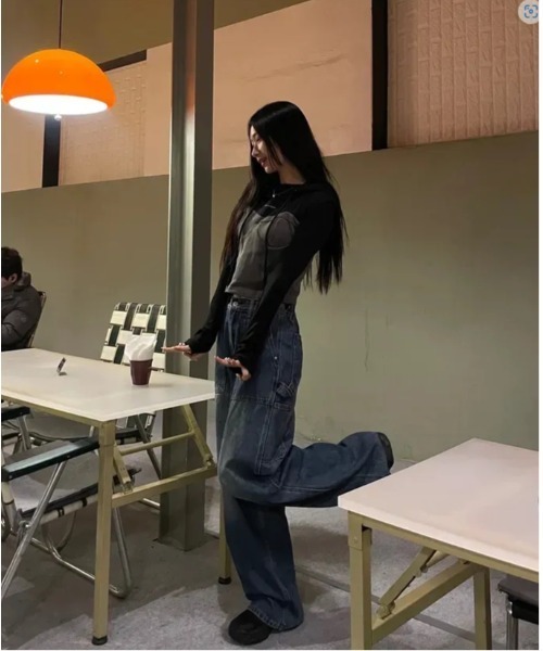 Vini（ヴィニ）の「【Vini】バイオウォッシュド カーペンター ワイドデニムパンツ（デニムパンツ・レディース・ライトブルー/ブラック/インディゴブルー・LARGE/MEDIUM/X-LARGE）」の20枚目の写真