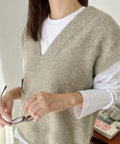 ReRe(リリ)の「シンプル深Vネックニットベスト(ベスト・レディース・アイボリー/グレイッシュベージュ/ネイビー/ベージュ/チャコール・FREE)」の19枚目の写真