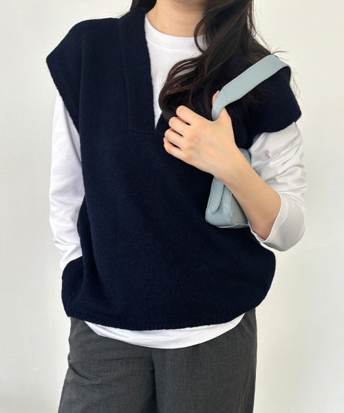 ReRe(リリ)の「シンプル深Vネックニットベスト(ベスト・レディース・アイボリー/グレイッシュベージュ/ネイビー/ベージュ/チャコール・FREE)」の17枚目の写真