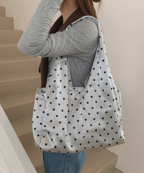 .KOM(ドットコム)の「A'GEM/9 × .kom 『.KOM/ドットケーオーエム』 Casual Polka Dot Large Capacity Bag/カジュアル ドットパターン 大容量バッグ(エコバッグ/サブバッグ・レディース・ブラック/ホワイト/グレー・FREE)」の4枚目の写真