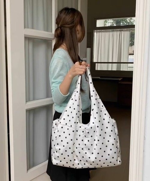 .KOM(ドットコム)の「A'GEM/9 × .kom 『.KOM/ドットケーオーエム』 Casual Polka Dot Large Capacity Bag/カジュアル ドットパターン 大容量バッグ(エコバッグ/サブバッグ・レディース・ブラック/ホワイト/グレー・FREE)」の9枚目の写真