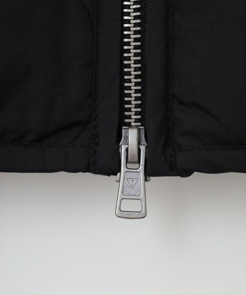 GUESS JEANS(ゲスジーンズ)の「GUESS JEANS GJ QUILTED PUFFER VEST ゲス キルティング・パファーベスト(ダウンベスト・メンズ・ブラック・S/L/M)」の8枚目の写真