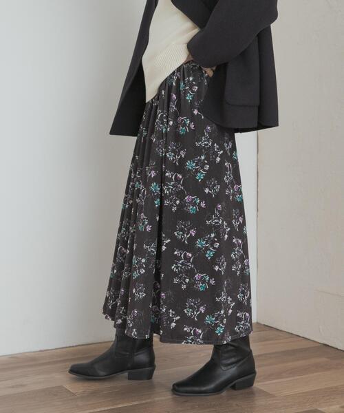 URBAN RESEARCH DOORS(アーバンリサーチドアーズ)の「ベロアフラワープリントスカート(スカート・レディース・ブラウン系その他/ブラック系その他・MEDIUM)」の4枚目の写真