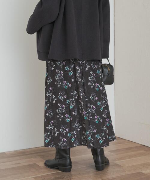 URBAN RESEARCH DOORS(アーバンリサーチドアーズ)の「ベロアフラワープリントスカート(スカート・レディース・ブラウン系その他/ブラック系その他・MEDIUM)」の5枚目の写真