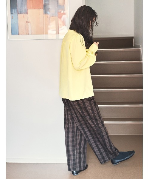 and myera(アンド マイラ)の「and myera パフスリーブブラウス(シャツ/ブラウス・レディース・イエロー・L/M/LL/S)」の5枚目の写真
