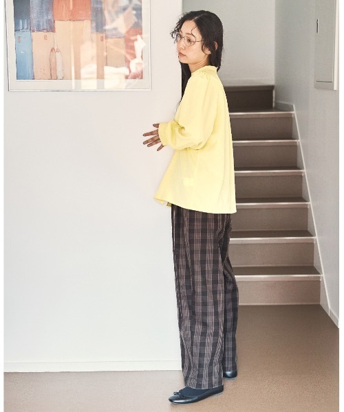 and myera(アンド マイラ)の「and myera パフスリーブブラウス(シャツ/ブラウス・レディース・イエロー・L/M/LL/S)」の4枚目の写真
