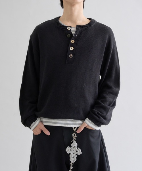 EPNK（イーピーエヌケー）の「Contrast Button Henley Neck Knit / コントラストボタンヘンリーネックニット（ニット/セーター・メンズ・アイボリー/ブラック・SMALL/LARGE/MEDIUM）」の2枚目の写真