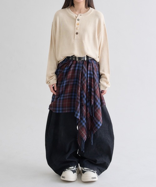 EPNK（イーピーエヌケー）の「Contrast Button Henley Neck Knit / コントラストボタンヘンリーネックニット（ニット/セーター・メンズ・アイボリー/ブラック・SMALL/LARGE/MEDIUM）」の9枚目の写真