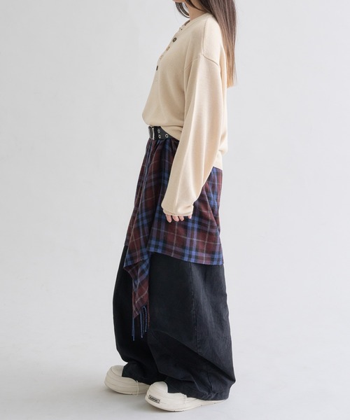 EPNK（イーピーエヌケー）の「Contrast Button Henley Neck Knit / コントラストボタンヘンリーネックニット（ニット/セーター・メンズ・アイボリー/ブラック・SMALL/LARGE/MEDIUM）」の12枚目の写真