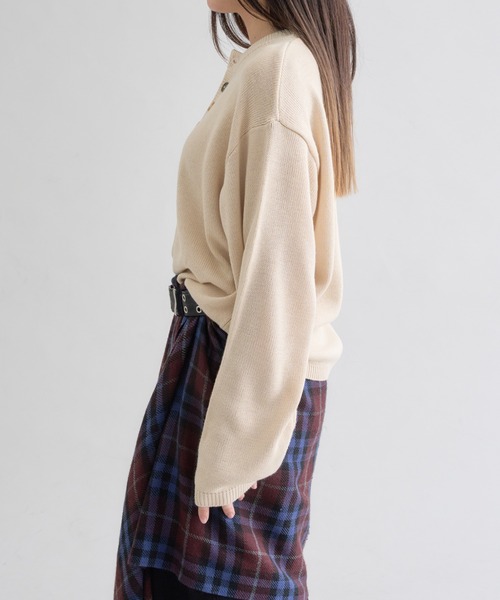 EPNK（イーピーエヌケー）の「Contrast Button Henley Neck Knit / コントラストボタンヘンリーネックニット（ニット/セーター・メンズ・アイボリー/ブラック・SMALL/LARGE/MEDIUM）」の4枚目の写真