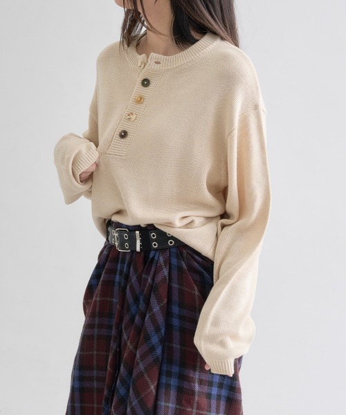 EPNK（イーピーエヌケー）の「Contrast Button Henley Neck Knit / コントラストボタンヘンリーネックニット（ニット/セーター・メンズ・アイボリー/ブラック・SMALL/LARGE/MEDIUM）」の5枚目の写真