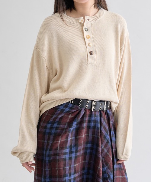 EPNK（イーピーエヌケー）の「Contrast Button Henley Neck Knit / コントラストボタンヘンリーネックニット（ニット/セーター・メンズ・アイボリー/ブラック・SMALL/LARGE/MEDIUM）」の8枚目の写真