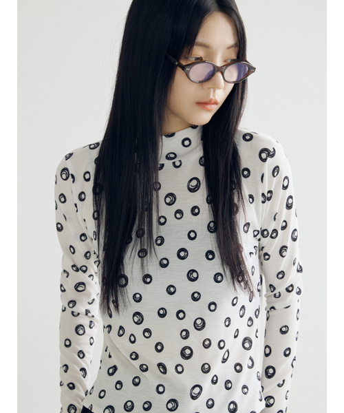 BOMNAL BOUTIQUE（ボムナルブティック）の「サークルハーフタートルネックTシャツ_ホワイト（Tシャツ/カットソー・レディース・その他・FREE）」の2枚目の写真