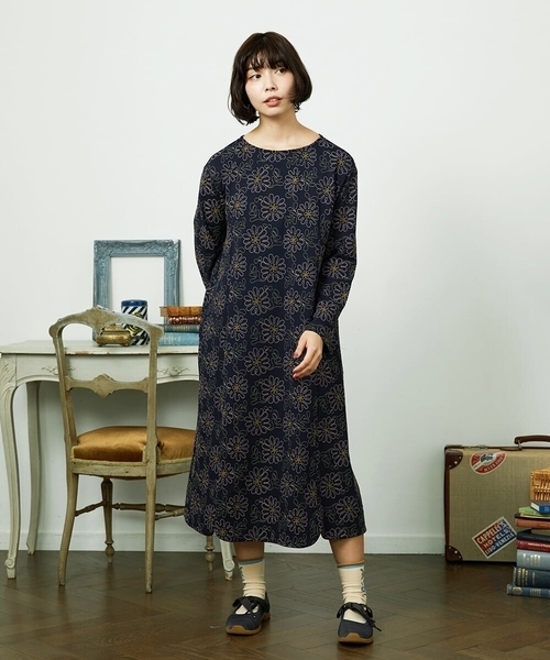 Jocomomola(ホコモモラ)の「Crisantemo curvo フラワー総刺繍ワンピース(ワンピース・レディース・マスタード/ネイビー・40)」の14枚目の写真
