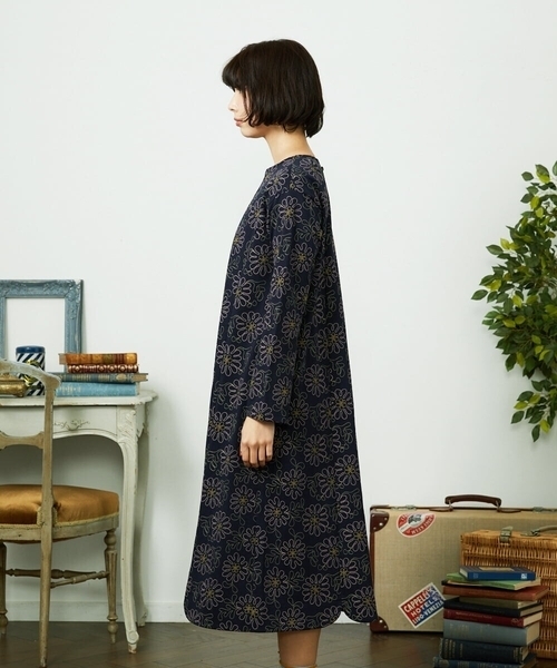 Jocomomola(ホコモモラ)の「Crisantemo curvo フラワー総刺繍ワンピース(ワンピース・レディース・マスタード/ネイビー・40)」の15枚目の写真