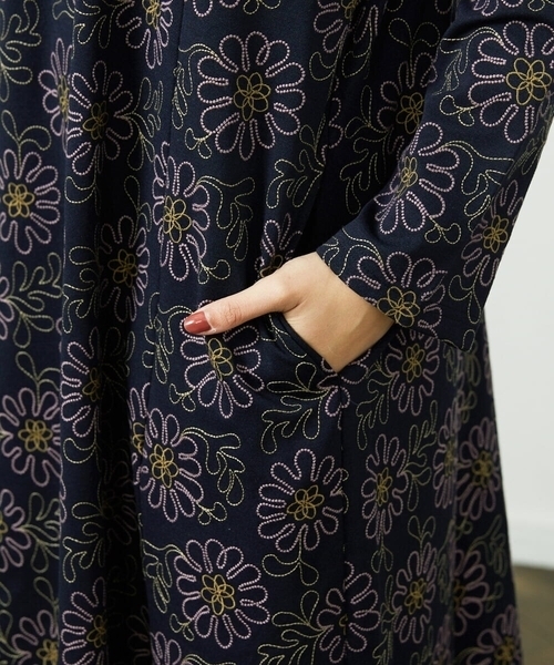Jocomomola(ホコモモラ)の「Crisantemo curvo フラワー総刺繍ワンピース(ワンピース・レディース・マスタード/ネイビー・40)」の6枚目の写真
