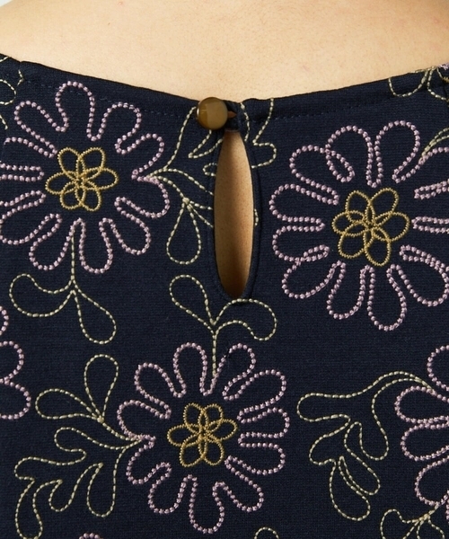 Jocomomola(ホコモモラ)の「Crisantemo curvo フラワー総刺繍ワンピース(ワンピース・レディース・マスタード/ネイビー・40)」の8枚目の写真