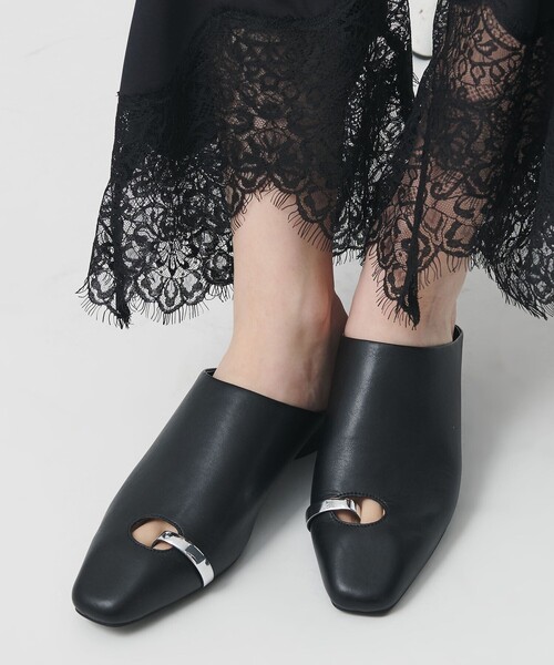 LE VERNIS(ル・ベルニ)の「<LE VERNIS>トゥ リング ミュール(サンダル・レディース・ブラック・23.5cm/24.5cm)」の1枚目の写真
