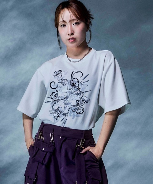 HARE(ハレ)の「アートフラワーシシュウTシャツ(HARE)(Tシャツ/カットソー・レディース・ホワイト/ブルー/イエロー/ブラック・FREE)」の2枚目の写真