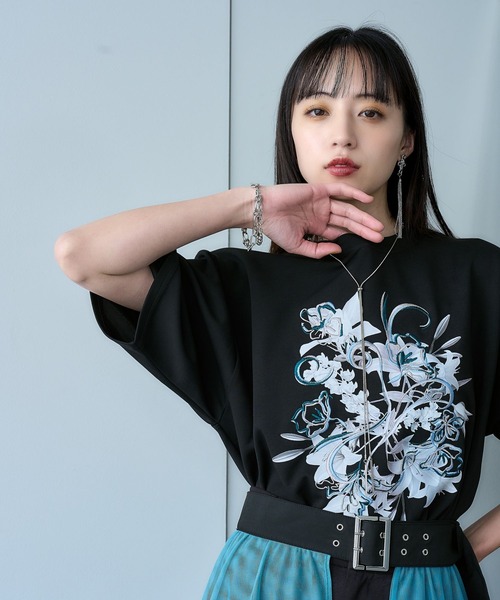HARE(ハレ)の「アートフラワーシシュウTシャツ(HARE)(Tシャツ/カットソー・レディース・ホワイト/ブルー/イエロー/ブラック・FREE)」の3枚目の写真
