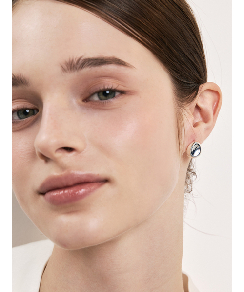 HEI（ヘイ）の「hollow form stud earring（ピアス（両耳用）・レディース・ホワイト・FREE）」の2枚目の写真