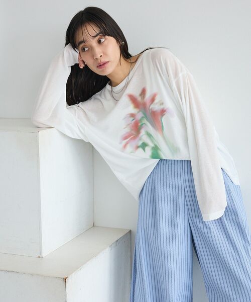 CRAFT STANDARD BOUTIQUE(クラフトスタンダードブティック)の「フラワープリントシアーロンTee(Tシャツ/カットソー・レディース・ブルー/レッド・FREE)」の4枚目の写真