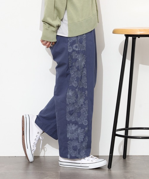 Emago（イマゴ）の「EMAGO 大きなお花刺繍ﾊﾟﾝﾂ（その他パンツ・レディース・カーキ/ベージュ/ネイビー・FREE）」の3枚目の写真