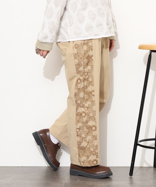Emago（イマゴ）の「EMAGO 大きなお花刺繍ﾊﾟﾝﾂ（その他パンツ・レディース・カーキ/ベージュ/ネイビー・FREE）」の4枚目の写真