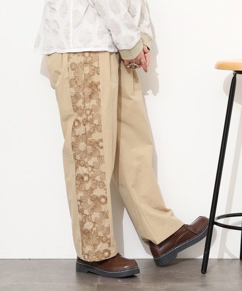 Emago（イマゴ）の「EMAGO 大きなお花刺繍ﾊﾟﾝﾂ（その他パンツ・レディース・カーキ/ベージュ/ネイビー・FREE）」の5枚目の写真