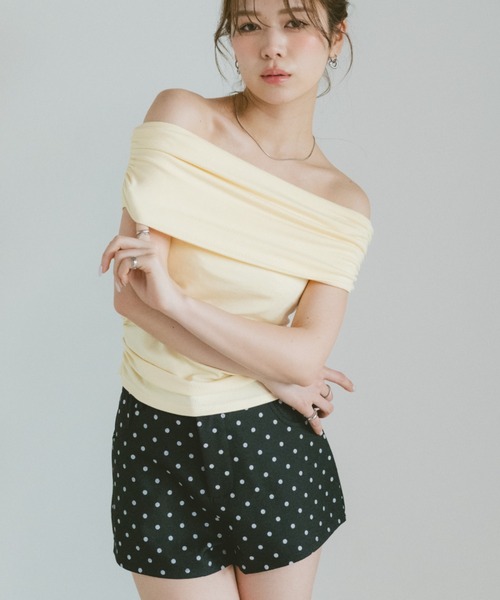 VANNIE U(ヴァニーユー)の「ギャザーオフショルダーカットソー/アソート(Tシャツ/カットソー・レディース・ライトブルー/イエロー/ピンク・FREE)」の4枚目の写真