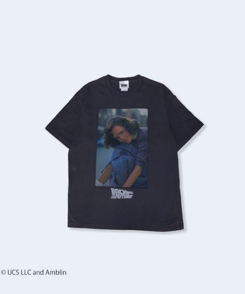 StPT(エスティーピーティー)の「『バック・トゥ・ザ・フューチャー』BACK TO THE FUTURE "Young Lorraine"" T-Shirt" 半袖プリントTシャツ ビックシルエット ピグメント加工 ヴィンテージライク(Tシャツ/カットソー・メンズ・チャコール/ホワイト・LARGE/X-LARGE/MEDIUM)」の1枚目の写真