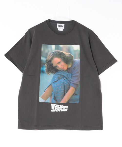 StPT(エスティーピーティー)の「『バック・トゥ・ザ・フューチャー』BACK TO THE FUTURE "Young Lorraine"" T-Shirt" 半袖プリントTシャツ ビックシルエット ピグメント加工 ヴィンテージライク(Tシャツ/カットソー・メンズ・チャコール/ホワイト・LARGE/X-LARGE/MEDIUM)」の3枚目の写真